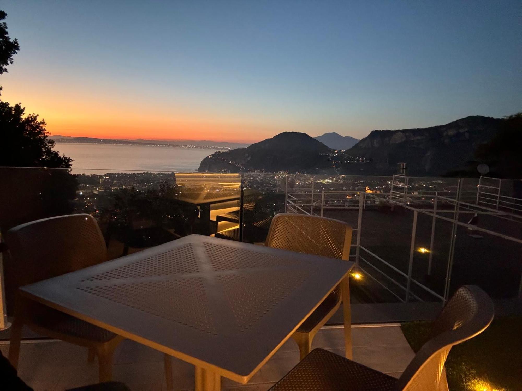 En Suite Bedroom Blue Moon Piano di Sorrento Exterior photo